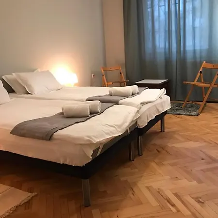 Eu Metro Station, Center, Lovely 3-bedroom Apartment, Free Parking דירה