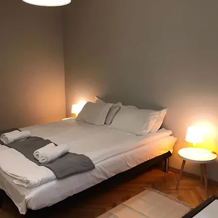 Eu Metro Station, Center, Lovely 3-bedroom Apartment, Free Parking شقة